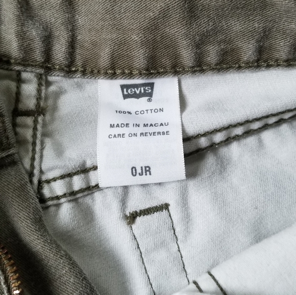 FINAL SALE EUC Levi's olive shorts - Picture 4 of 6